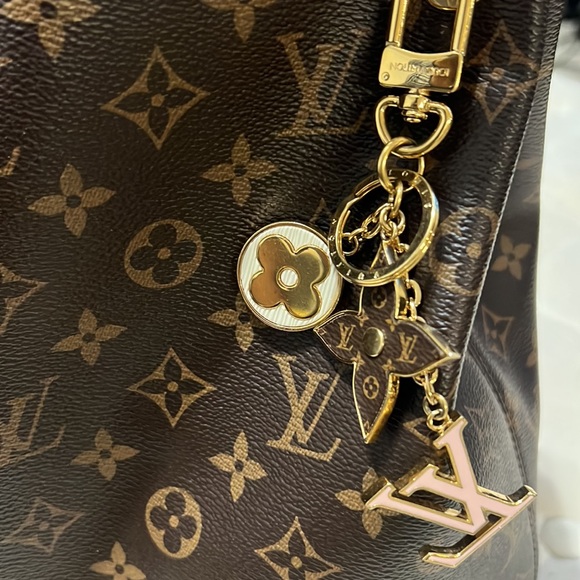 Gold metal Louis Vuitton LV  Bag Charm & Key Holder - Picture 13 of 13